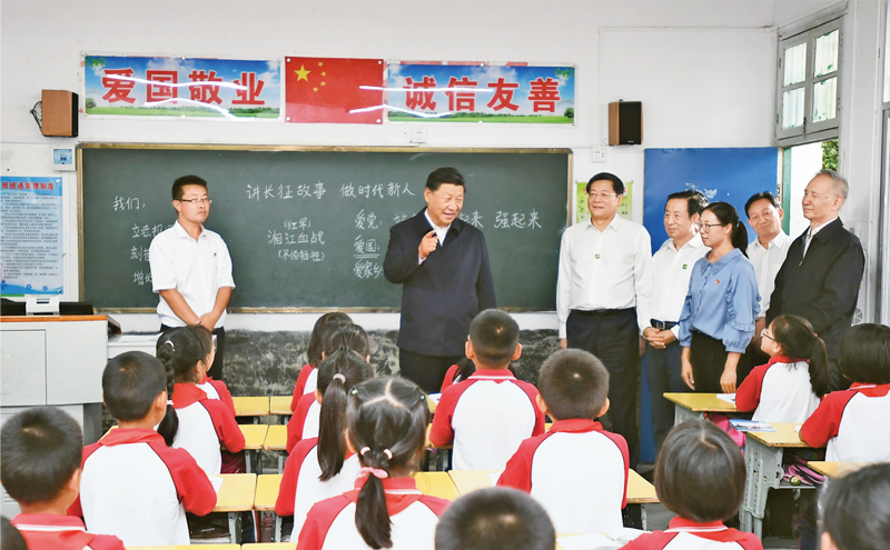 2020年9月16日至18日，中共中央總書(shū)記、國(guó)家主席、中央軍委主席習(xí)近平在湖南考察。這是16日下午，習(xí)近平在郴州市汝城縣文明瑤族鄉(xiāng)第一片小學(xué)，同正在上思政課的同學(xué)們親切交流。 新華社記者 謝環(huán)馳/攝