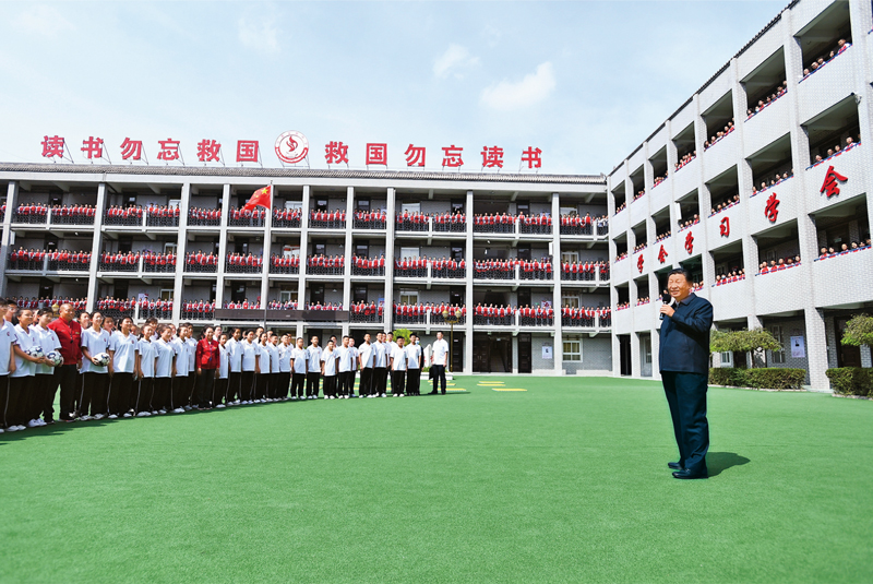 2021年9月13日至14日，中共中央總書(shū)記、國(guó)家主席、中央軍委主席習(xí)近平在陜西省榆林市考察。這是14日上午，習(xí)近平在綏德實(shí)驗(yàn)中學(xué)考察時(shí)，同師生親切交流。 新華社記者 謝環(huán)馳/攝